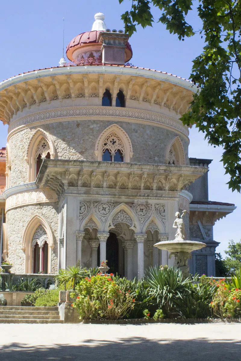 Monserrate Palace - het roze romantische paleis met filigraanbogen en een centrale koepel, omgeven door palmen en gazons nabij Sintra, Portugal